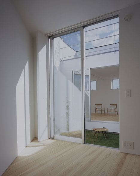 House in Kamoshima by Horibe Associates