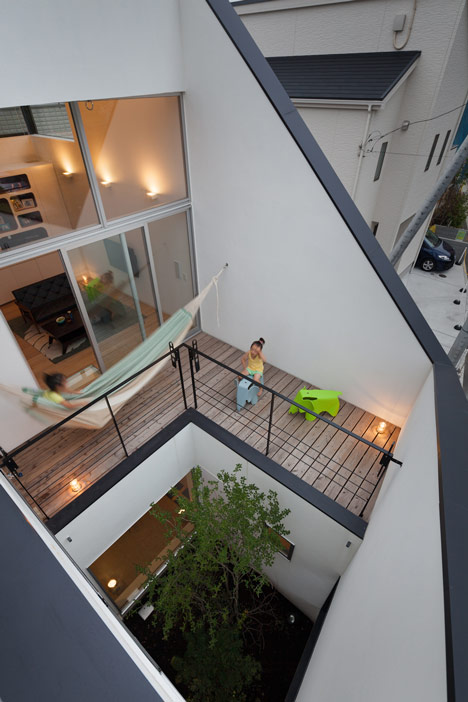 House in Ofuna by Level Architects