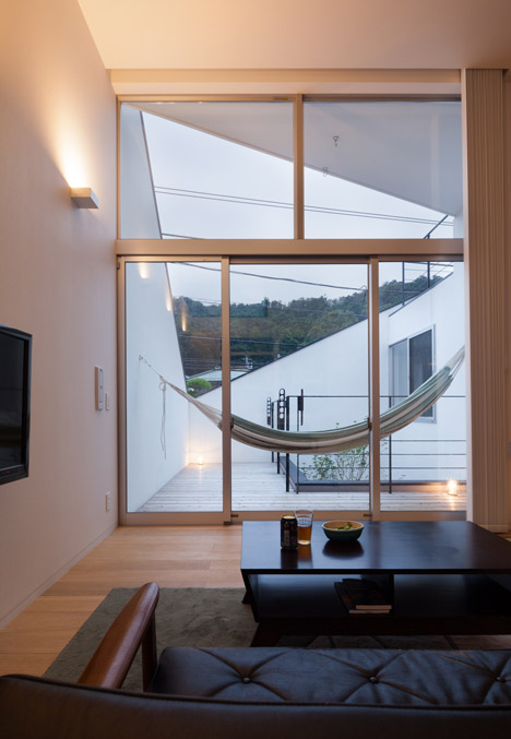 House in Ofuna by Level Architects