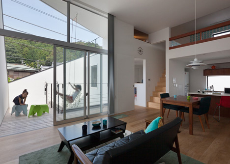 House in Ofuna by Level Architects