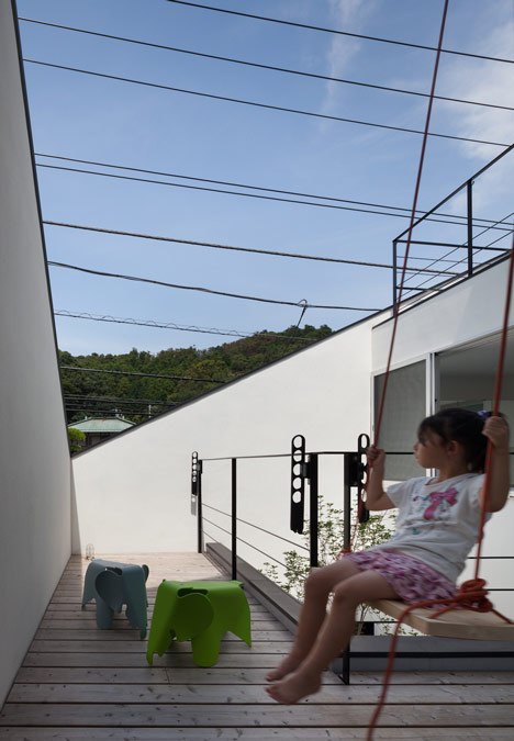 House in Ofuna by Level Architects
