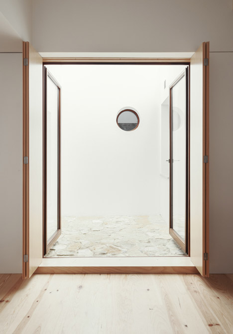 House in Serra de Janeanes by João Branco