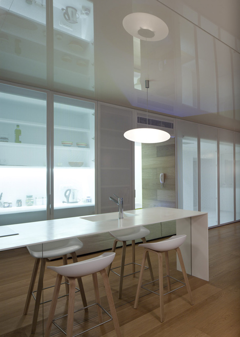 O Apartment by Paritzki & Liani Architects