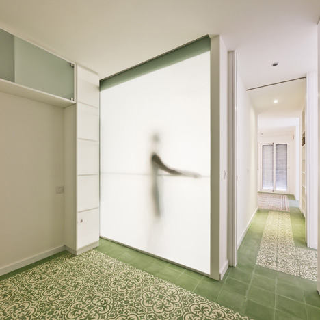 Renovated apartment by Romero Vallejo Arquitectos