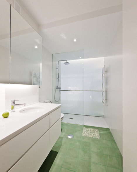 Renovated apartment by Romero Vallejo Arquitectos