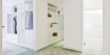 Renovated apartment by Romero Vallejo Arquitectos