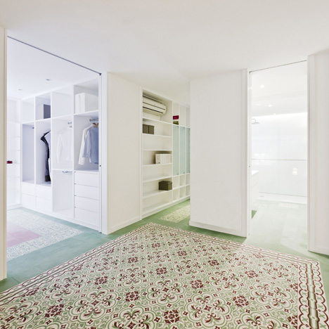 Renovated apartment by Romero Vallejo Arquitectos