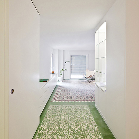 Renovated apartment by Romero Vallejo Arquitectos
