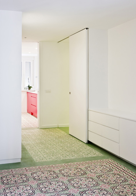 Renovated apartment by Romero Vallejo Arquitectos
