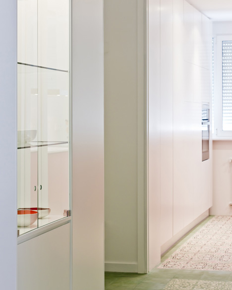 Renovated apartment by Romero Vallejo Arquitectos