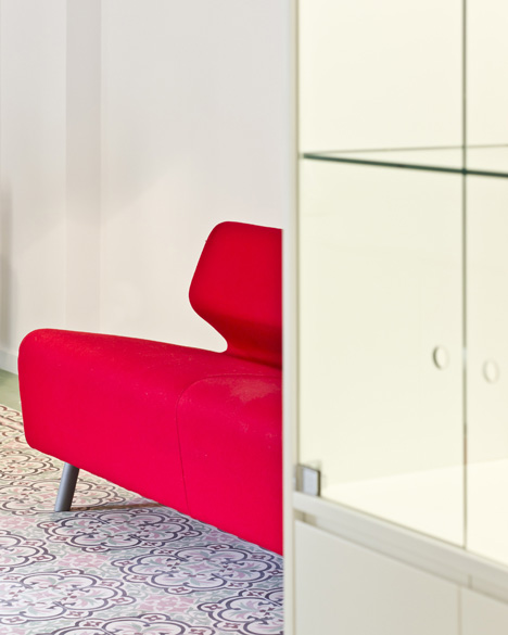 Renovated apartment by Romero Vallejo Arquitectos