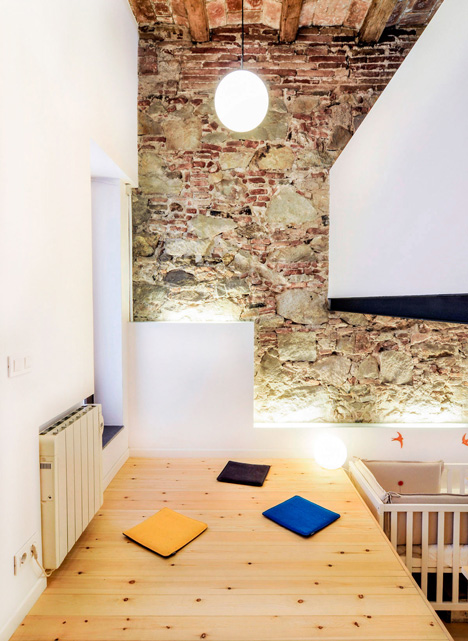 Renovation of an apartment in Barcelona by Carles Enrich