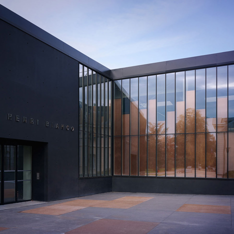 Gymnasium and Town Hall esplanade by LAN Architecture