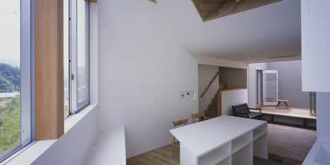 House in Kamihachiman by Horibe Associates