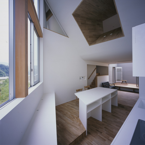 House in Kamihachiman by Horibe Associates