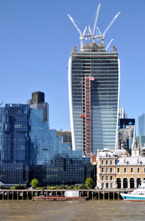 Viñoly's Walkie Talkie "melts cars"