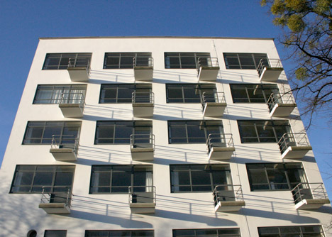 Studio building (Prellerhaus) by Walter Gropius, 1925/26 - view from east. Photo by Silvia Höll