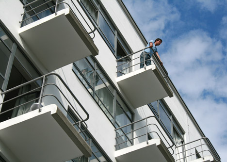 Visitor on a balcony of the studio building (Prellerhaus), Gropius 1925/26