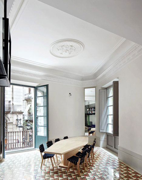 Carrer Avinyó by David Kohn Architects