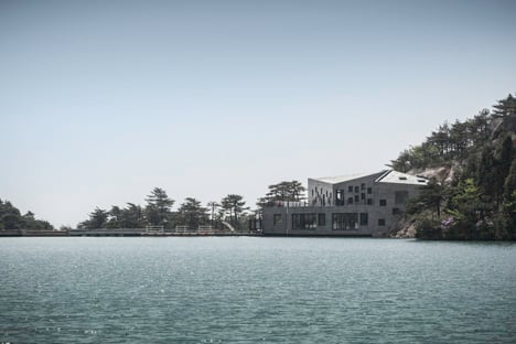 Concrete Tianzhoushan Tea House by Archiplein