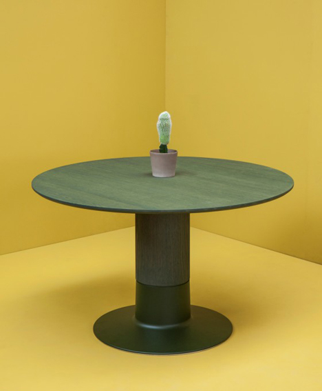 The Balance can be supplied both as a fixed and an extendable table.