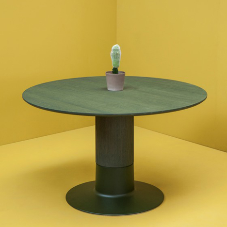 The Balance can be supplied both as a fixed and an extendable table.