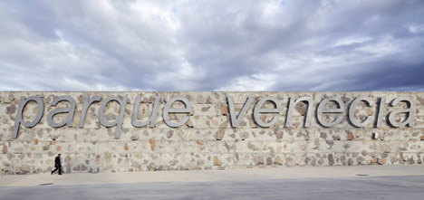 Venecia Park by Héctor Fernández Elorza and Manuel Fernández Ramírez