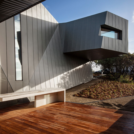 John Wardle's Fairhaven Beach House wraps a courtyard and stretches towards the ocean