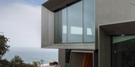 John Wardle's Fairhaven Beach House wraps a courtyard and stretches towards the ocean
