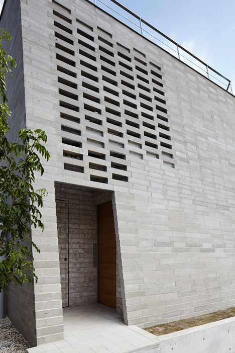 Shirasu house with volcanic soil brickwork by Aray Architecture