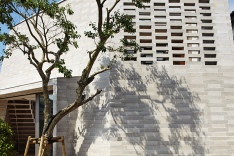 Shirasu house with volcanic soil brickwork by Aray Architecture