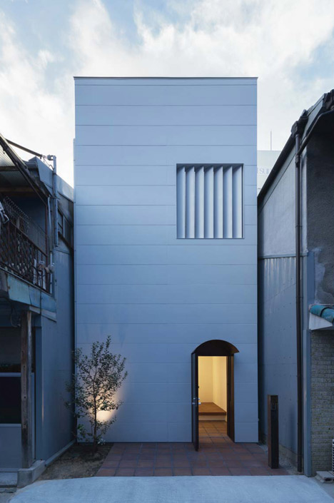 Japanese house designed around a dining table by Tsubasa Iwahashi Architects