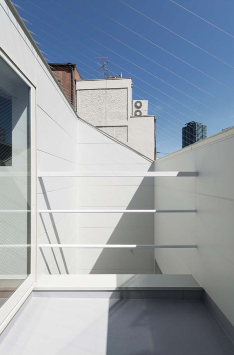 Japanese house designed around a dining table by Tsubasa Iwahashi Architects