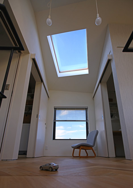 House in Oiso by atelier HAKO architects_dezeen_10