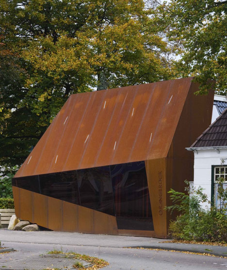 Corten steel office facade by Möhn + Bouman