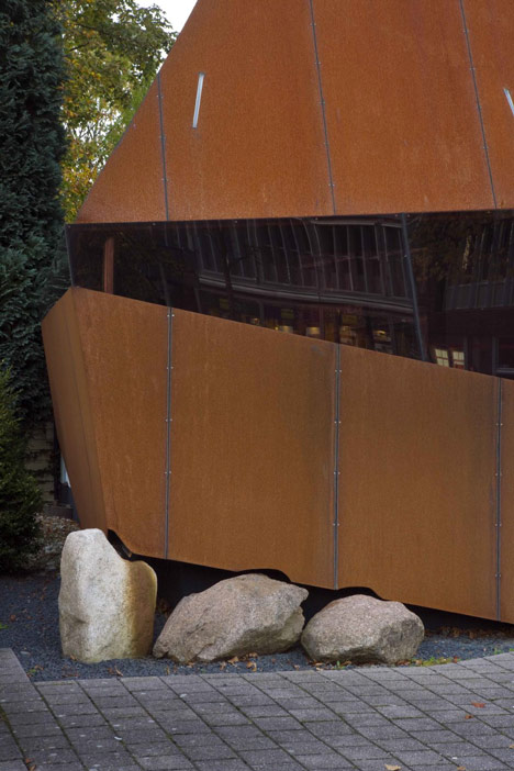 Corten steel office facade by Möhn + Bouman
