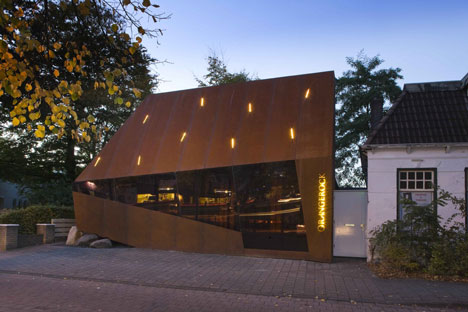 Corten steel office facade by Möhn + Bouman