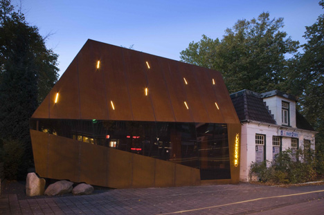 Corten steel office facade by Möhn + Bouman