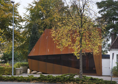 Corten steel office facade by Möhn + Bouman