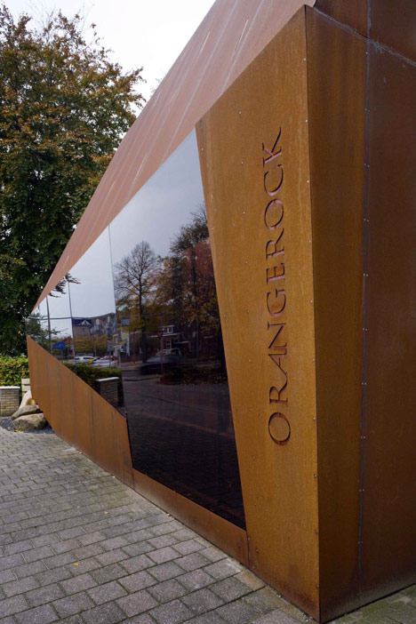 Corten steel office facade by Möhn + Bouman