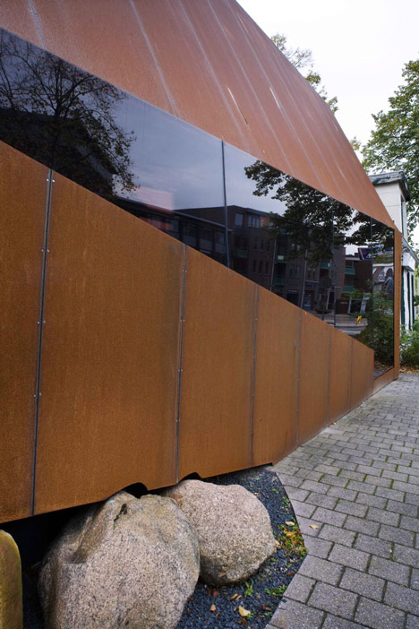 Corten steel office facade by Möhn + Bouman