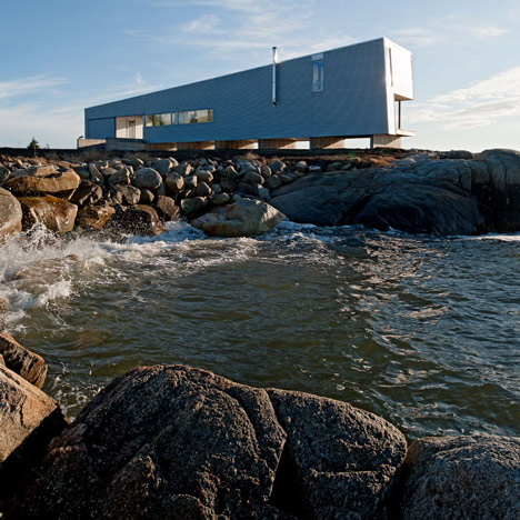 Sunset Rock House by Mackay-Lyons Sweetapple Architects