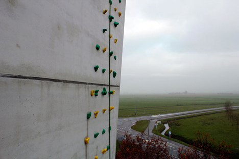 Adventure tower in concrete at Beldert Beach by Ateliereen Architecten_dezeen_6