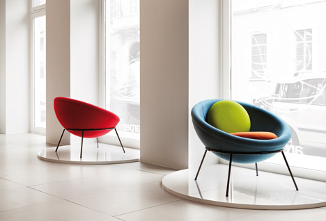 Bowl chair by Lina Bo Bardi reissued by Arper_dezeen_11