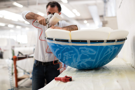 Bowl chair by Lina Bo Bardi reissued by Arper_dezeen_13