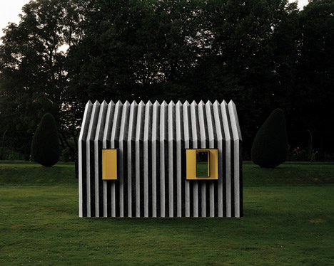 Chameleon Cabin made from paper changes<br /> colour when viewed from either side