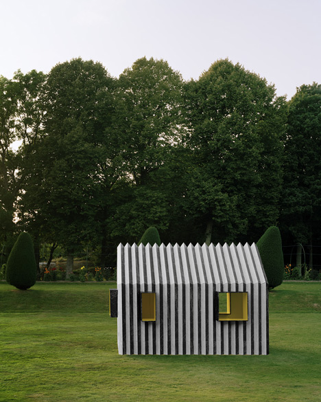 Chameleon Cabin made from paper changes<br /> colour when viewed from either side