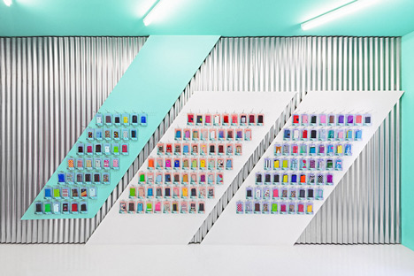 Doctor Manzana colourful gadget shop interior by Masquespacio_dezeen_4
