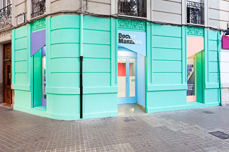 Doctor Manzana colourful gadget shop interior by Masquespacio_dezeen_7