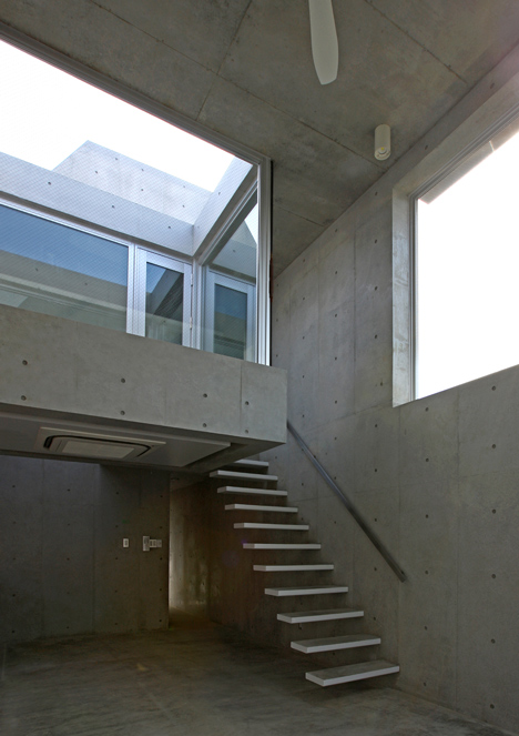 House at Minamikarasuyama by atelier HAKO architects